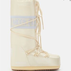 Moon boots. Ivory color Size 31-34. Excellent condition